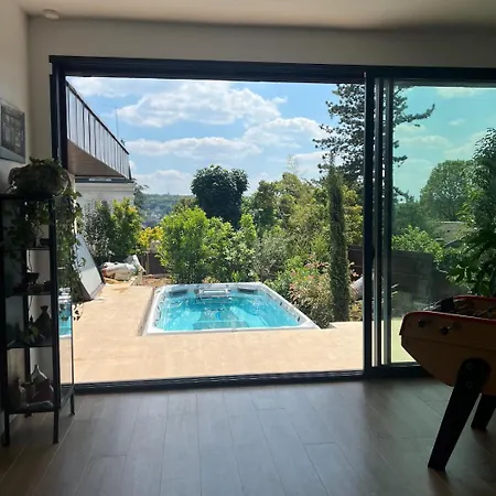 Magnifique Avec Jardin Et Piscine Proche Paris - *